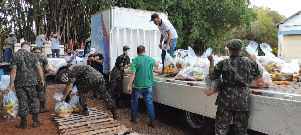Foto 3 de 5 — ​“A fome se combate todo dia, sem humilhar as pessoas” diz Edinho sobre ação que distribuiu alimentos